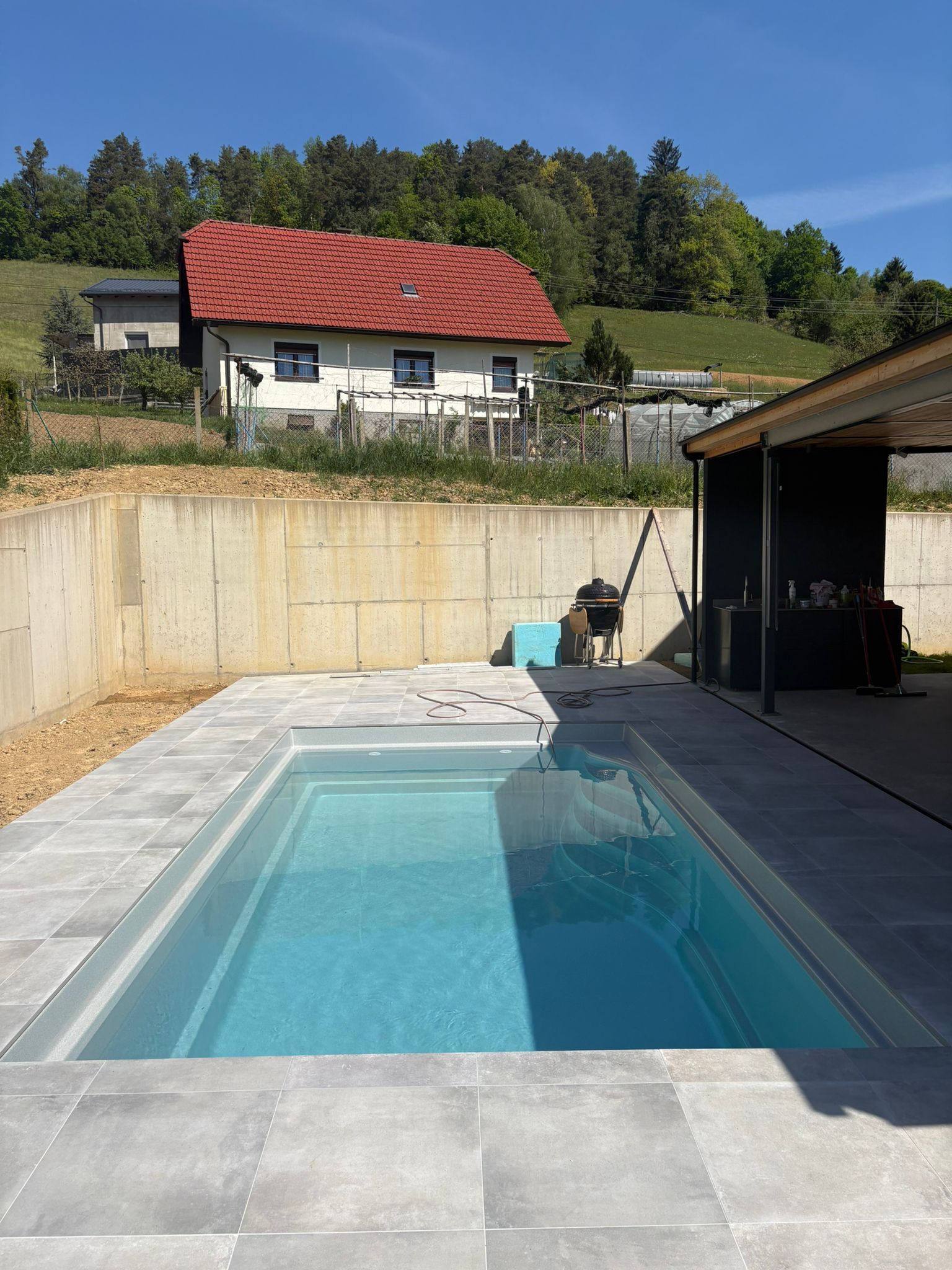 WaterPools ekipa pri montaži keramičnega bazena